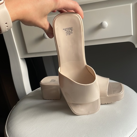 Patent shoes fits as size 7 1/2 - Picture 2 of 4